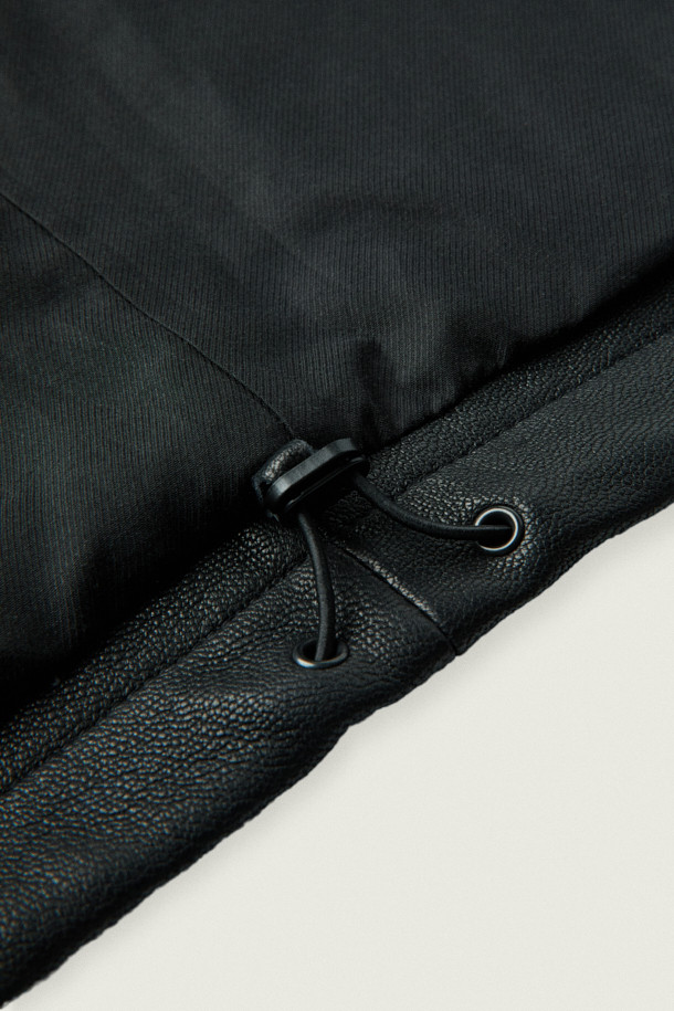 [MOVERE] 엠보 가죽 재킷은 염소가죽 소재로 제작되어 부드러운 촉감과 고급스러운 분위기를 선사합니다. 가을과 초겨울에 착용하기 좋은 이 재킷은 모던한 스타일을 추구하는 분들을 위한 아이템입니다. 엠보 가공, 사선 포켓, 플랩 포켓, 밑단 스트링, 입체적 실루엣 등의 디테일이 돋보이며, 람포 지퍼와 손 감침 봉제로 완성도를 높였습니다. 데이트룩, 모임룩, 출근룩 등 다양한 TPO에 활용 가능하며, 클래식, 미니멀, 시크한 스타일을 연출하기 좋습니다. 루즈핏의 블랙 컬러 블루종 스타일로, 편안하면서도 세련된 매력을 더합니다.
