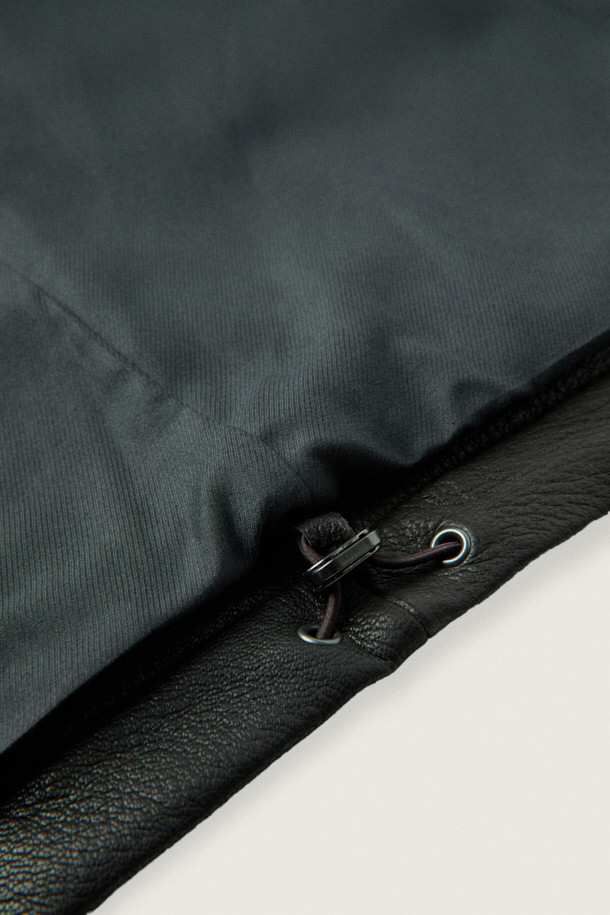 [MOVERE] 엠보 가죽 재킷은 가을과 초겨울, 모던한 스타일을 추구하는 분들을 위한 아이템입니다. 염소가죽 소재로 제작되어 견고한 촉감을 선사하며, 루즈핏 크롭 기장으로 편안하면서도 세련된 실루엣을 연출합니다. 엠보 가공과 사선 포켓, 플랩 포켓, 곡선 디테일, 입체적 실루엣, 밑단 스트링 등 섬세한 디테일이 돋보이며 람포 지퍼와 손 감침 봉제로 완성도를 높였습니다. 시크, 미니멀, 클래식한 스타일을 즐겨 입는 분들에게 데이트룩, 모임룩, 출근룩 등 다양한 TPO에 활용 가능합니다.
