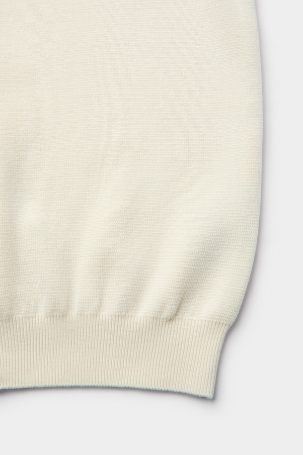 [MOVERE X ROLIAT] 라운드넥 가디건은 가을, 겨울 시즌을 위한 베이직하고 미니멀한 스타일의 상의입니다. 아이보리, 화이트 두 가지 색상으로 출시되었으며, 밀라노 조직으로 제작되어 탄탄한 촉감을 자랑합니다. 두꺼운 두께감과 세미루즈핏으로 편안한 착용감을 선사하며, 출근룩, 모임룩, 데이트룩 등 다양한 TPO에 활용 가능합니다. 울 소재의 긴소매 라운드넥 가디건으로, 클래식, 미니멀, 시크 스타일을 연출하기 좋습니다. 높은 밀도와 테일러링 구조로 완성도를 높였습니다.
