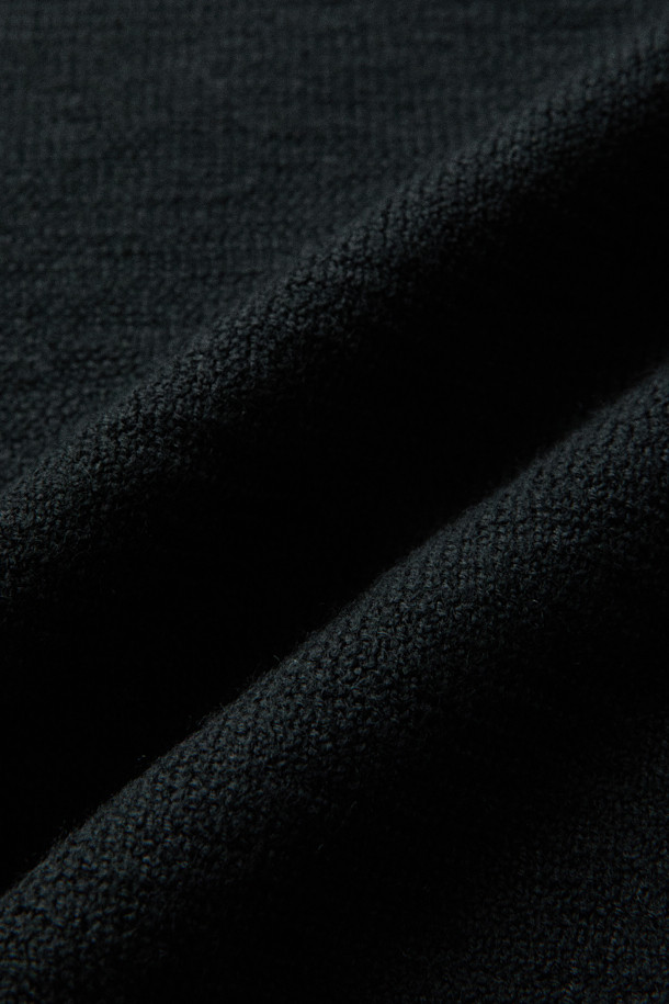 [MOVERE X ROLIAT] 모크넥 스웨터는 가을과 겨울, 일상에서 클래식하고 미니멀한 스타일을 연출하기 좋은 상의입니다. 블랙 컬러의 레귤러핏으로, 울 소재에 밀라노 조직으로 제작되어 탄탄한 촉감과 높은 밀도를 자랑합니다. 모크넥과 헨리넥 디자인으로 다양한 연출이 가능하며, 110cm의 가슴둘레를 가지고 있습니다. 출근룩, 모임룩, 데이트룩 등 폭넓은 TPO에 시크하게 매치할 수 있는 아이템입니다. 긴소매의 두꺼운 스웨터로, 스타일리시하면서도 따뜻하게 착용할 수 있습니다.
