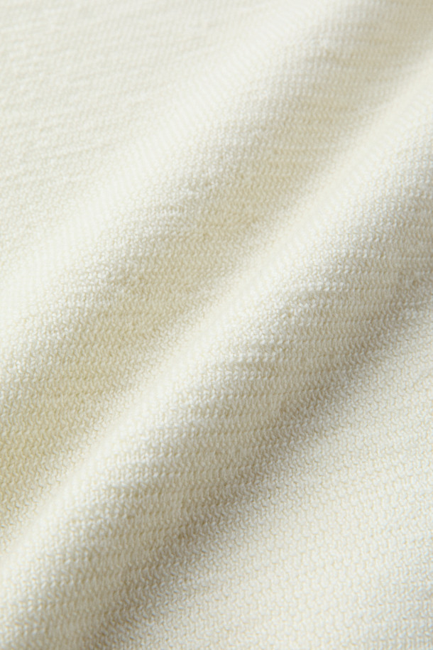 [MOVERE X ROLIAT] 모크넥 스웨터는 가을과 겨울, 출근룩, 오피스룩, 모임룩에 어울리는 클래식하고 미니멀한 스타일의 상의입니다. 밀라노 조직으로 제작되어 탄탄한 촉감을 자랑하며, 울 100% 소재로 보온성을 높였습니다. 헨리넥 디자인을 기반으로 한 모크넥 스타일이며, 레귤러 핏과 긴 소매 기장으로 세련된 핏을 연출합니다. 가슴둘레 110cm이며, 두께감 있는 화이트 컬러의 무지 스웨터입니다.
