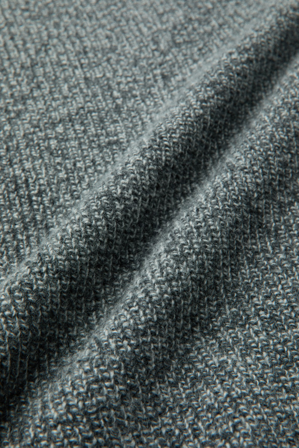 [MOVERE] 싱글 터틀 스웨터는 가을과 겨울, 일상에서 미니멀하고 클래식한 스타일을 연출하기 좋은 상의입니다. 부드러운 울 90%와 캐시미어 10% 혼방 소재로 제작되어 포근하고 고급스러운 촉감을 선사합니다. 오버핏과 루즈핏으로 편안한 착용감을 제공하며, 볼륨감 있는 골지 조직과 드롭 숄더 디자인이 특징입니다. 터틀넥 디자인과 긴 소매 기장으로 보온성을 높였으며, 하단 불박 라벨로 포인트를 더했습니다. 그레이 컬러로 어떤 옷에도 쉽게 매치할 수 있어 활용도가 높습니다.
