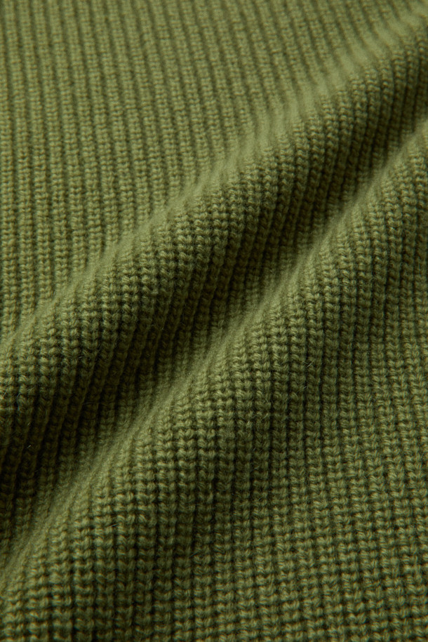 [MOVERE] 싱글 터틀 스웨터는 울 90%, 캐시미어 10% 혼방 소재로 제작되어 부드러운 촉감과 뛰어난 보온성을 제공합니다. 톤 다운된 올리브 그린 컬러와 미니멀한 디자인은 어떤 스타일에도 잘 어울리며, 가을, 겨울 시즌 데일리룩과 모임룩에 활용하기 좋습니다. 오버핏 실루엣과 볼륨감 있는 골지 조직, 드롭 숄더 디테일이 편안하고 세련된 분위기를 연출합니다. 하단 불박 라벨 포인트로 [MOVERE]만의 감성을 더했으며, 긴 소매 기장과 두꺼운 두께감으로 따뜻하게 착용할 수 있습니다.
