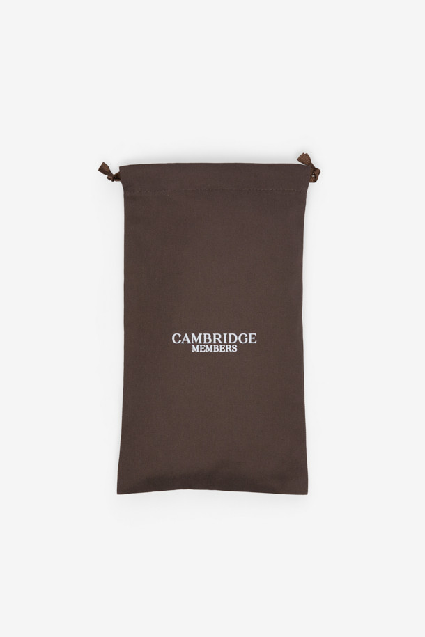 부드러운 양가죽 소재의 남성용 캐주얼 장갑입니다. 블랙 컬러에 손가락 사이드 배색 처리를 더하여 세련된 디자인을 완성했습니다. 안감은 퍼 소재로 제작되어 뛰어난 보온성을 제공하며, 겨울철 추위로부터 손을 따뜻하게 보호합니다. 입구 립조직 적용으로 밀착감을 높여 착용감이 우수하며, 클래식하면서도 미니멀한 스타일을 연출합니다. 데일리룩에 포인트 아이템으로 활용하기 좋습니다.
