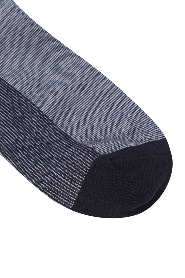 "실켓 드레스 립 솔리드 삭스"는 남성을 위한 얇은 두께의 면 소재 양말입니다. 부드러운 촉감과 은은한 광택이 특징인 실켓 가공으로 제작되어 고급스러운 느낌을 선사합니다. 무지 디자인에 탑 라인 립 조직과 배색 디테일을 더해 미니멀, 클래식, 캐주얼 스타일 모두 소화 가능합니다. 출근룩 또는 비즈니스 캐주얼에 활용하여 깔끔하고 세련된 룩을 연출해보세요. 그레이, 블랙 두 가지 색상으로 출시되어 다양한 스타일에 매치하기 용이합니다.
