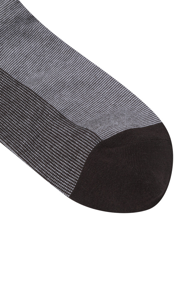 남성용 실켓 드레스 립 솔리드 삭스입니다. 부드러운 촉감의 면, 스판덱스 혼방 소재로 제작되어 사계절 내내 착용하기 좋습니다. 얇은 두께감과 신축성으로 편안한 착용감을 선사하며, 립 조직과 솔리드 패턴으로 미니멀하고 클래식한 스타일을 연출합니다. 출근룩과 집콕룩 모두에 잘 어울리며, 그레이, 블랙 두 가지 색상으로 만나보세요. 탑라인 립 조직과 배색 디자인이 돋보입니다.
