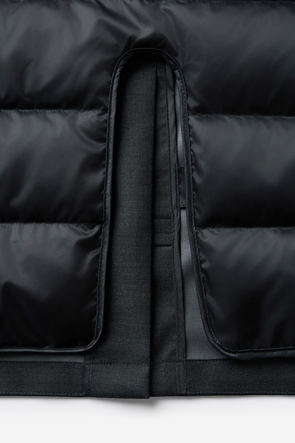 로로피아나(Loro Piana) 스톰 원단으로 제작된 남성용 런던코트입니다. 네이비 컬러의 무지 디자인으로, 클래식하고 미니멀한 스타일을 연출합니다. 겨울철 보온을 위한 두꺼운 두께감과 유럽피안 구스다운 충전재를 사용하여 뛰어난 보온성을 제공합니다. 방수, 방풍 기능을 갖춘 테크니컬 패브릭과 울 블렌드 소재로 제작되어 쾌적한 착용감을 선사하며, 밑단 분리 디테일이 돋보입니다. 출근룩, 비즈니스 캐주얼, 모임룩 등 다양한 TPO에 활용 가능하며, 시크한 매력을 더합니다.
