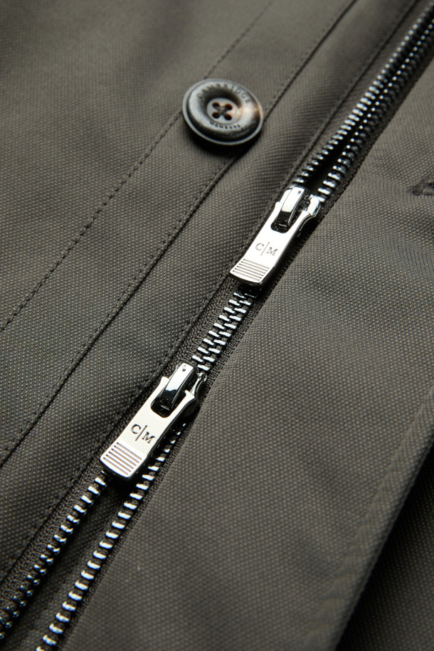 스탠드 니트카라 구스다운 트렌치 코트는 겨울철 일상과 출근룩에 모두 잘 어울리는 아우터입니다. 카키와 올리브 두 가지 색상으로 제공되며, 클래식하고 미니멀한 스타일을 연출합니다. 유러피안 구스다운 충전재와 메리노 무스탕 배색으로 보온성과 고급스러움을 동시에 잡았습니다. 스탠드 카라와 니트 트리밍 디테일이 돋보이며, 긴 소매와 레귤러핏으로 편안하게 착용 가능합니다. 싱글 버튼 여밈 방식과 두꺼운 두께감으로 추운 겨울에도 따뜻하게 몸을 보호해 줍니다.
