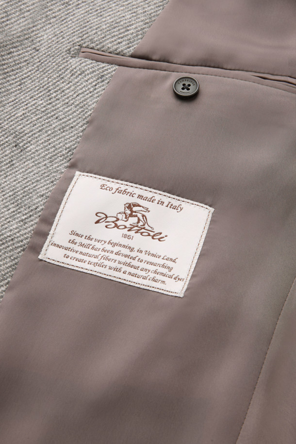 보똘리 울캐시 트윌 솔리드 재킷은 부드러운 촉감의 울과 캐시미어 혼방 소재로 제작되어 봄, 가을 간절기에 적합한 얇은 두께의 싱글버튼 재킷입니다. 베이직하고 캐주얼한 스타일로, 그레이 컬러의 무지 디자인이 특징이며 레귤러핏으로 편안하게 착용할 수 있습니다. 출근룩, 비즈니스 캐주얼, 모임룩 등 다양한 TPO에 활용 가능하며 캐주얼, 클래식, 미니멀 스타일을 즐기는 분들께 추천합니다. 트윌 원단 특유의 고급스러운 질감과 긴 소매 기장이 돋보이는 데일리 자켓입니다.
