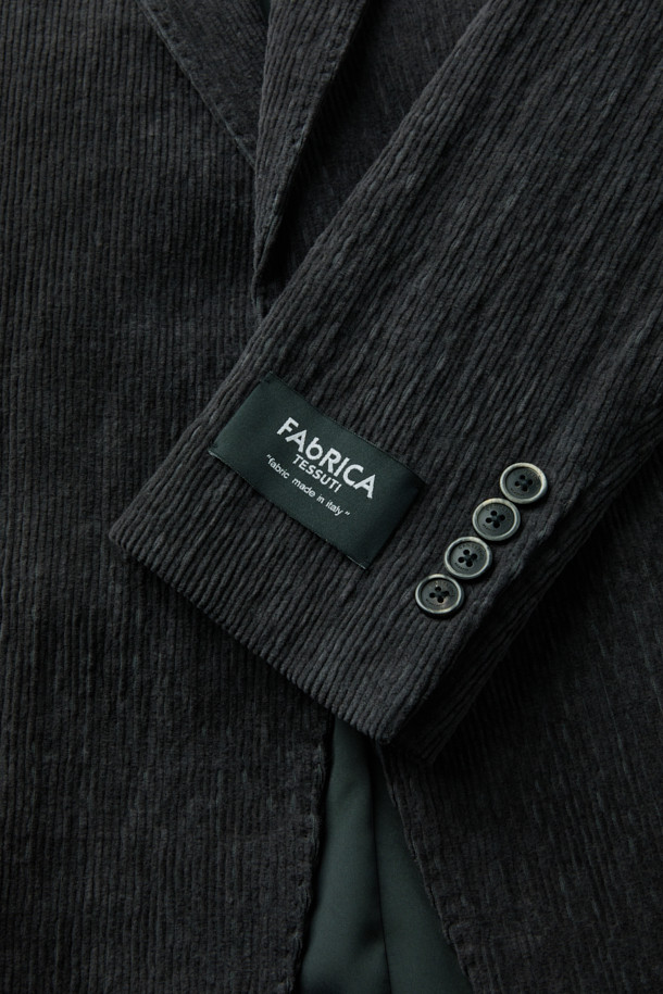 파브리카 코튼 스트레치 코듀로이 셋업 자켓은 이태리 파브리카 원단을 사용하여 제작되어 고급스러운 퀄리티를 자랑합니다. 세련된 스타일을 연출하는 네이비 컬러의 슬림핏 싱글 버튼 자켓이며, 오피스룩, 비즈니스 캐주얼, 모임룩 등 다양한 TPO에 활용하기 좋습니다. 클래식, 미니멀, 시크 스타일을 선호하는 분들께 추천하며, 톤온톤 코듀로이 소재가 주는 은은한 멋이 특징입니다. 긴 소매 기장으로 사계절 내내 활용 가능하며, 셋업 스타일로 완성도 높은 스타일링을 완성할 수 있습니다. 부드러운 촉감과 뛰어난 착용감으로 편안하게 즐겨 입을 수 있습니다.
