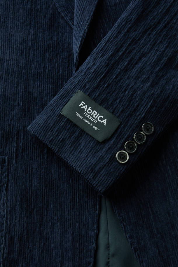 파브리카 코튼스트레치 코듀로이 셋업 재킷은 남성 고객을 위한 클래식 스타일의 셋업 자켓입니다. 네이비 컬러의 코듀로이 소재에 면을 혼방하여 제작되었으며, 봄, 가을에 착용하기 적합합니다. 슬림핏 싱글버튼 디자인으로, 비즈니스 캐주얼, 출근룩, 모임룩 등 다양한 TPO에 활용 가능합니다. 스트레치 기능이 더해져 편안한 착용감을 선사합니다.
