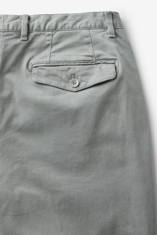 가을 시즌, 베이직한 스타일을 완성할 코튼 스트레치 다잉 치노 팬츠입니다. 라이트 그레이 컬러의 무지 디자인으로, 출근룩과 비즈니스 캐주얼에 활용하기 좋습니다. 면 소재로 제작되어 편안한 착용감을 선사하며, 가먼트 다잉 기법으로 은은한 멋을 더했습니다. 신축성 있는 스트레치 원단으로 활동성을 높였으며, 그레이, 챠콜 그레이, 카키 컬러의 상의와 매치하여 미니멀하고 클래식한 분위기를 연출해보세요.
