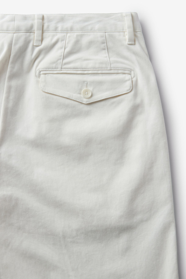 부드러운 면 소재에 스트레치 기능이 더해져 편안한 착용감을 선사하는 코튼 스트레치 다잉 치노 팬츠입니다. 아이보리 컬러의 무지 디자인으로, 어떤 상의와도 쉽게 매치하여 캐주얼, 미니멀, 클래식 스타일을 연출할 수 있습니다. 봄, 여름 시즌 산책룩이나 봄 소풍룩에 적합하며, 활동적인 일상생활에서도 부담 없이 즐겨 입을 수 있습니다. 가먼트 다잉 기법으로 은은한 멋을 더했으며, 스트레이트 핏으로 깔끔한 실루엣을 완성합니다.
