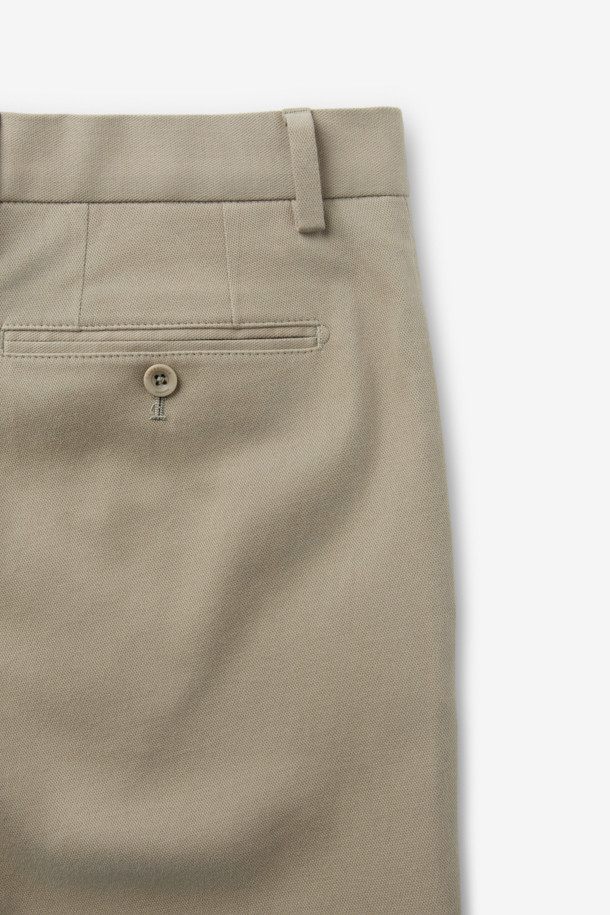 듀카 울코튼 드레스 치노 팬츠는 남성용 바지로, 울과 면 소재의 조화로 부드러운 촉감을 선사합니다. 겨울철에 적합한 두께감과 레귤러핏으로 제작되어 클래식하고 베이직한 스타일을 연출합니다. 베이지 컬러의 무지 디자인과 긴 기장으로 출근룩, 비즈니스 캐주얼, 모임룩 등 다양한 TPO에 활용 가능합니다. 스트레치 기능이 더해져 편안한 착용감을 제공하며, 미니멀하고 클래식한 스타일을 선호하는 분들께 추천합니다.
