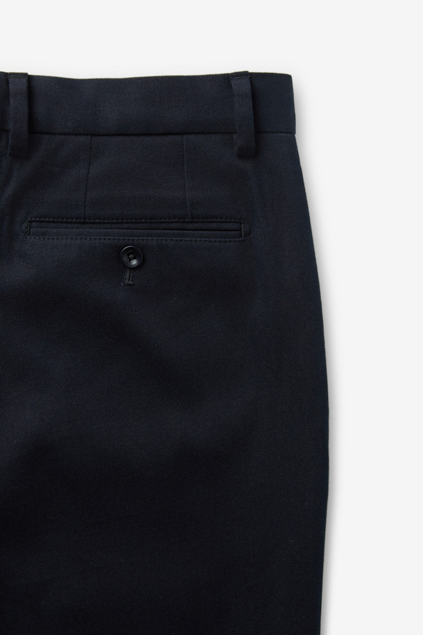 **듀카 울코튼 드레스 치노 팬츠**는 부드러운 촉감과 보온성을 자랑하는 겨울용 치노 팬츠입니다. 이탈리아 듀카 비스콘티(두카 비스콘티)의 울·코튼 혼방 스트레치 원단을 사용하여 편안한 착용감을 선사합니다. 베이직한 디자인과 네이비 컬러로, 클래식, 미니멀, 캐주얼 스타일을 모두 소화할 수 있습니다. 오피스룩, 비즈니스 캐주얼, 출근룩 등 다양한 시간과 장소와 상황에 활용 가능하며, 긴 기장과 두꺼운 두께로 따뜻함을 더합니다. 무지 패턴으로 어떤 상의와도 쉽게 매치하여 스타일리시한 룩을 연출할 수 있습니다.