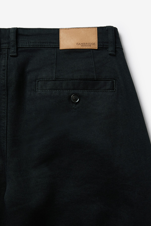 블랙 코튼 데님 팬츠는 베이직한 스타일로, 사계절 내내 활용 가능한 실용적인 아이템입니다. 일상, 출근룩, 데이트룩 등 다양한 TPO에 매치하기 좋으며, 미니멀, 클래식, 캐주얼 스타일을 즐겨 입는 분들께 추천합니다. 면과 데님 혼방 소재로 제작되어 편안한 착용감을 선사하며, 중간 두께감과 내추럴한 표면감의 원워싱 처리로 자연스러운 멋을 더했습니다. 어떤 상의와도 잘 어울려 데일리룩의 완성도를 높여줍니다.
