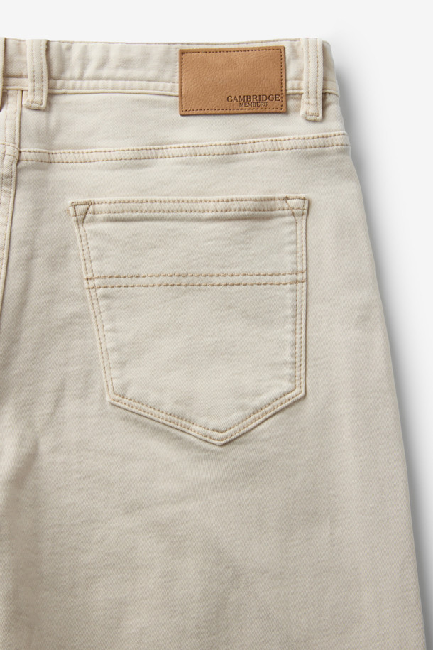 부드러운 에크루 컬러의 코튼 데님 팬츠입니다. 가먼트다잉 기법으로 제작되어 자연스러운 색감과 빈티지한 무드를 연출합니다. 안감은 기모 처리되어 겨울철에도 따뜻하게 착용 가능하며, 스트레치성 소재로 활동성을 높였습니다. 캐주얼 및 미니멀 스타일의 출근룩에 적합하며, 두꺼운 두께감으로 안정감 있는 핏을 선사합니다. 무지 디자인으로 어떤 상의에도 잘 어울려 활용도가 높습니다.
