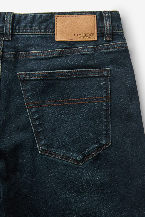 부드러운 셔닐 소재로 제작되어 포근한 착용감을 선사하는 셔닐 데님 바지입니다. 네이비 컬러의 무지 디자인으로 어떤 스타일에도 잘 어울리는 베이직한 아이템입니다. 셔닐직 이중 직조로 제작되어 두꺼운 두께감과 뛰어난 보온성을 자랑하며, 겨울철에도 따뜻하게 착용할 수 있습니다. 레귤러핏으로 편안한 착용감을 제공하며, 출근룩, 데이트룩 등 다양한 TPO에 활용 가능합니다. 클래식, 미니멀, 캐주얼 등 다양한 스타일을 연출하기 좋습니다.
