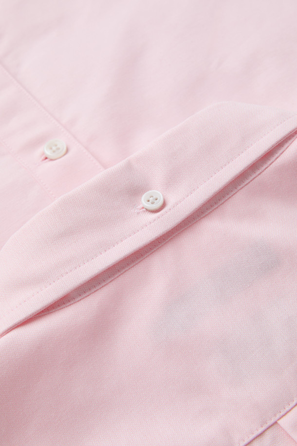 부드러운 촉감이 돋보이는 SOMELOS(소멜로스) 옥스포드 셔츠입니다. 핑크 컬러의 무지 셔츠로, 캐주얼 및 베이직 스타일을 연출하기 좋습니다. 봄, 가을 시즌에 활용하기 좋으며, 차이나칼라 디자인과 긴 소매 기장이 특징입니다. 출근룩 또는 비즈니스 캐주얼에 활용하거나, 자켓 이너나 스웨터와 레이어드하여 다양한 스타일을 시도해보세요. 투톤 컬러의 옥스포드 조직으로 은은한 멋을 더했습니다.
