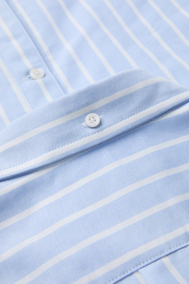 SOMELOS 볼드 스트라이프 옥스포드 셔츠는 부드러운 면 소재로 제작되어 편안한 촉감을 선사합니다. 블루와 화이트 컬러의 스트라이프 패턴이 캐주얼하면서도 베이직한 스타일을 연출하며, 봄, 여름 시즌에 활용하기 좋습니다. 옥스포드 소재 특유의 고급스러운 질감은 출근룩이나 비즈니스 캐주얼에 적합하며, 셔츠의 레귤러 기장과 긴 소매 디자인은 클래식하고 미니멀한 스타일을 완성합니다. 카라 넥 라인으로 깔끔한 인상을 주어 다양한 스타일링에 활용하기 좋습니다.
