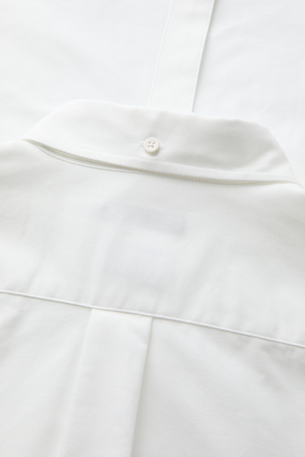 SOMELOS(소멜로스) 옥스포드 셔츠는 캐주얼, 클래식, 미니멀 스타일을 모두 아우르는 베이직 셔츠입니다. 부드러운 촉감의 면 소재로 제작되어 사계절 내내 편안하게 착용할 수 있으며, 레귤러 핏과 긴 소매 기장으로 어떤 스타일에도 잘 어울립니다. 화이트 컬러의 무지 디자인에 투톤 컬러 옥스포드 조직으로 은은한 포인트를 더했습니다. 차이나칼라 디테일이 돋보이는 옥스포드 셔츠로, 일상에서 폭넓게 활용할 수 있습니다.
