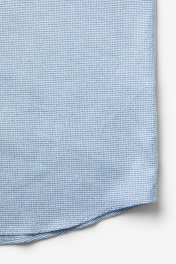 SOMELOS(소멜로스) 코튼 캐시미어 하운드투스 셔츠는 부드러운 촉감의 면과 캐시미어 혼방 소재로 제작되어 가을, 겨울 시즌에 착용하기 좋습니다. 하늘색 컬러의 레귤러핏 셔츠로, 베이직하면서도 클래식한 하운드투스 패턴이 돋보입니다. 차이나칼라와 긴 소매 디자인으로, 출근룩, 비즈니스 캐주얼, 모임룩 등 다양한 TPO에 활용할 수 있습니다. 밀드 가공 처리되어 물세탁이 가능하며, 스타일은 클래식과 미니멀을 추구하는 분들께 추천합니다.
