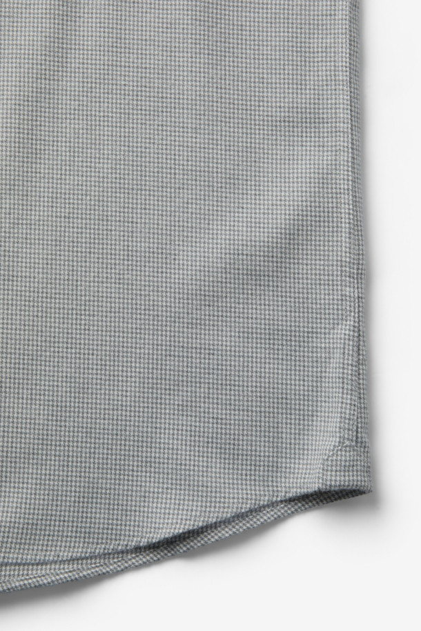 SOMELOS(소멜로스) 코튼 캐시미어 하운드투스 셔츠는 부드러운 촉감의 면과 캐시미어 혼방 소재로 제작되어 겨울철에도 따뜻하게 착용할 수 있습니다. 클래식한 무드의 그레이 컬러 하운드투스 패턴이 돋보이며, 레귤러 핏과 긴 소매 기장으로 편안한 착용감을 선사합니다. 출근룩, 비즈니스 캐주얼, 모임룩 등 다양한 TPO에 활용 가능한 실용적인 아이템입니다. 밀드 가공 처리와 물세탁이 가능하여 관리가 용이합니다. 미니멀하고 클래식한 스타일을 즐기는 분들께 추천합니다.
