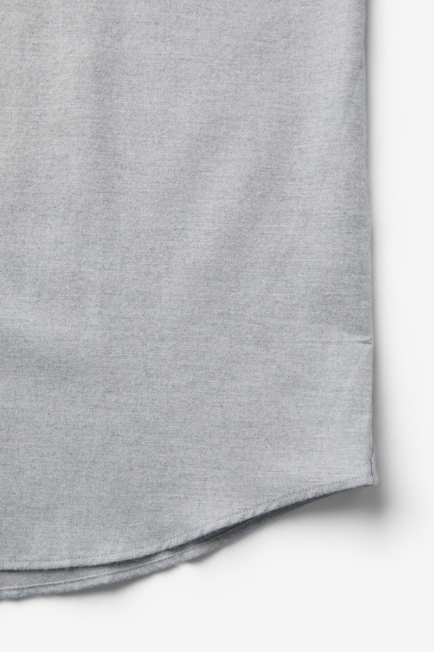 SOMELOS(소멜로스) 코튼 캐시미어 솔리드 셔츠는 부드러운 촉감의 면과 캐시미어 혼방 소재로 제작되어 간절기부터 겨울까지 착용하기 좋습니다. 차이나칼라 디자인과 레귤러핏으로 베이직하면서도 클래식한 스타일을 연출하며, 출근룩, 비즈니스 캐주얼, 모임룩 등 다양한 TPO에 활용할 수 있습니다. 얇은 두께감과 긴 소매 기장으로 간결한 실루엣을 완성하며, 미니멀한 무드의 데일리 아이템으로 활용하기 좋습니다. 밀드 가공 처리되어 물세탁이 가능하여 관리가 용이합니다.
