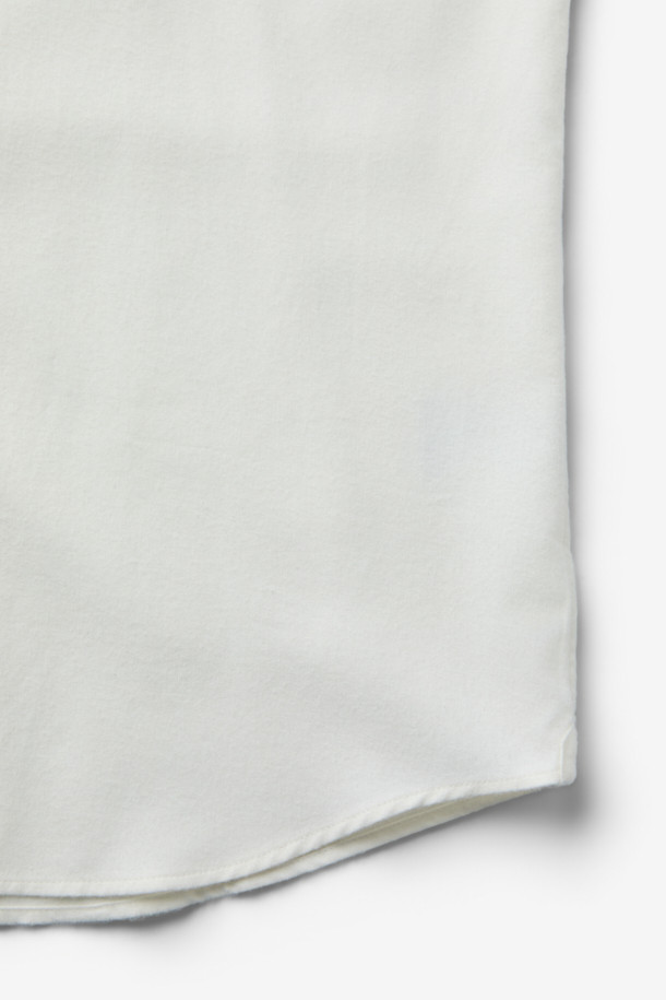 SOMELOS(소멜로스) 코튼 캐시미어 솔리드 셔츠는 부드러운 촉감의 면과 캐시미어 혼방 소재로 제작되어 간절기부터 겨울까지 착용하기 좋습니다. 차분하고 세련된 화이트 컬러의 무지 디자인에 레귤러 핏, 긴 소매, 차이나칼라 디테일이 더해져 베이직하면서도 클래식한 분위기를 연출합니다. 출근룩, 비즈니스 캐주얼, 모임룩 등 다양한 TPO에 활용 가능하며, 미니멀, 클래식 스타일을 선호하는 남성분들께 추천합니다. 밀드 가공 처리로 물세탁이 용이하여 관리가 편리합니다.
