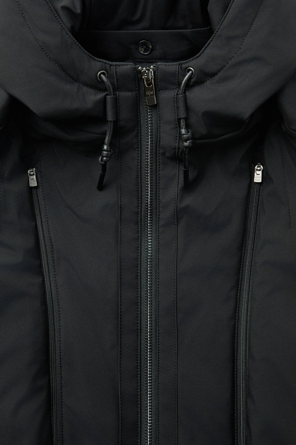 화섬 후드 패널 드라이빙 재킷은 간절기 날씨에 적합한 캐주얼 스타일의 남성용 재킷입니다. 블랙 색상의 무지 디자인으로, 출근룩이나 여행룩 등 다양한 TPO에 활용할 수 있습니다. 후드 탈부착이 가능하며, 방수, 방풍, 발수 기능과 보온성을 갖춰 변덕스러운 날씨에도 쾌적하게 착용할 수 있습니다. 레귤러 핏에 버튼 여밈 방식으로, 미니멀하고 클래식한 스타일을 연출합니다. 긴소매 기장의 화섬 소재로 제작되어 편안한 착용감을 제공합니다.
