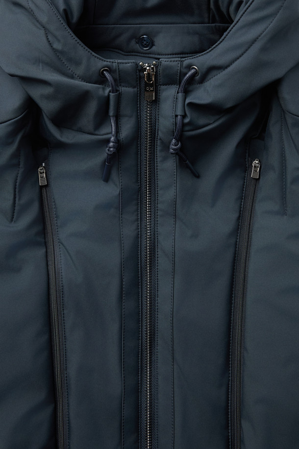 네이비 컬러의 화섬 후드 패널 드라이빙 재킷입니다. 간절기에 적합하며, 데일리 및 출근룩, 여행룩에 활용하기 좋은 캐주얼 스타일의 아우터입니다. 방수, 방풍, 발수, 보온 기능과 탈착 가능한 후드, 패딩 충전 안감으로 기능성을 높였습니다. 무지 패턴의 레귤러핏 디자인으로, 미니멀하고 클래식한 스타일을 연출하기 좋습니다. 두꺼운 두께감과 긴 소매 기장으로 따뜻함을 더했습니다.
