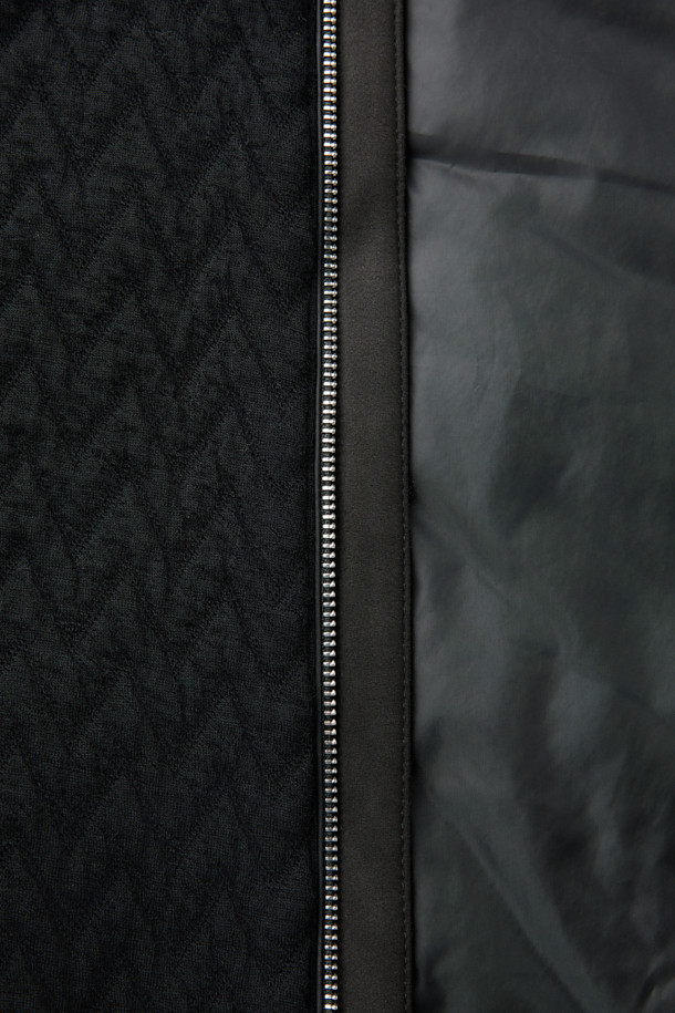 마지아 울 스트레치 블루종은 간절기에 적합한 남성용 블루종입니다. 블랙 컬러에 퀼팅 패턴이 돋보이며, 캐주얼과 모던 스타일을 동시에 연출합니다. 울 소재와 탄탄한 촉감, 긴 소매 기장이 특징이며, 패딩 충전재와 안감으로 보온성을 높였습니다. 비즈니스 캐주얼 및 출근룩에 활용하기 좋은 아이템으로, 집업 스타일로 간편하게 착용할 수 있습니다.
