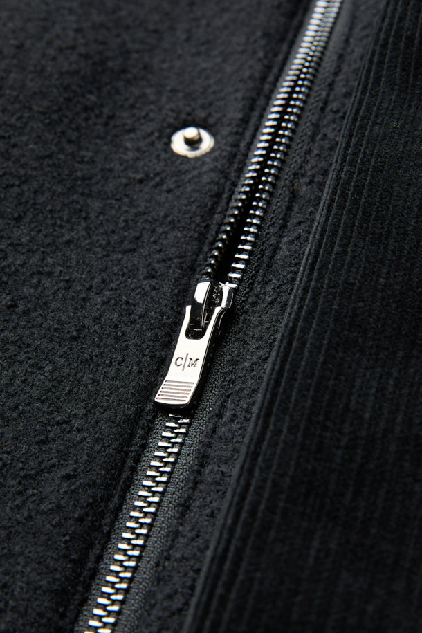 블랙 컬러의 울 부클트윌 사파리입니다. 간절기에 적합하며, 스타일리시하고 시크한 분위기를 연출합니다. 울, 폴리에스테르, 코듀로이 소재로 제작되어 부드러운 촉감을 선사하며, 카라 배색과 레이어드가 가능한 디자인으로 다양한 스타일을 연출할 수 있습니다. 무지 패턴의 중기장 기장으로 클래식, 미니멀, 시크한 출근룩에 완벽하게 어울립니다. 버튼 여밈 방식으로 간편하게 착용할 수 있으며, 충전재가 포함되어 있어 보온성을 더했습니다.
