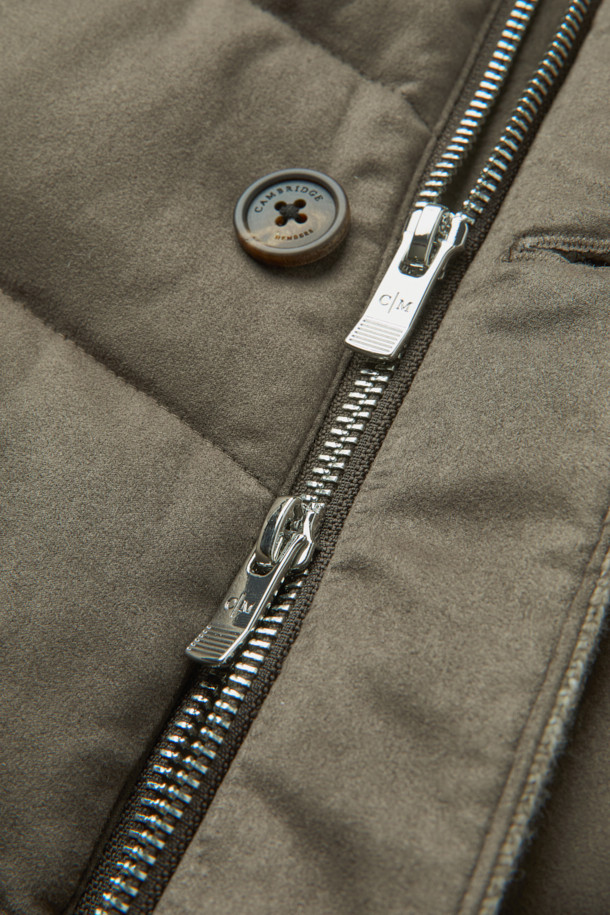 가을과 겨울, 당신의 스타일을 책임질 인조 스웨이드 하이브리드 구스다운 블루종입니다. 캐주얼한 무드의 이 블루종은 카키와 올리브 두 가지 색상으로 출시되어, 출근룩은 물론 다양한 일상 스타일에 활용하기 좋습니다. 부드러운 촉감의 스웨이드 소재와 보온성을 높여주는 구스다운 안감, 그리고 니트 소매의 하이브리드 디자인이 특징입니다. 레귤러 핏으로 편안한 착용감을 선사하며, 버튼 여밈 방식과 무지 패턴으로 미니멀하고 클래식한 분위기를 연출합니다. 쌀쌀한 날씨에도 따뜻하고 스타일리시하게 당신의 개성을 표현해보세요.
