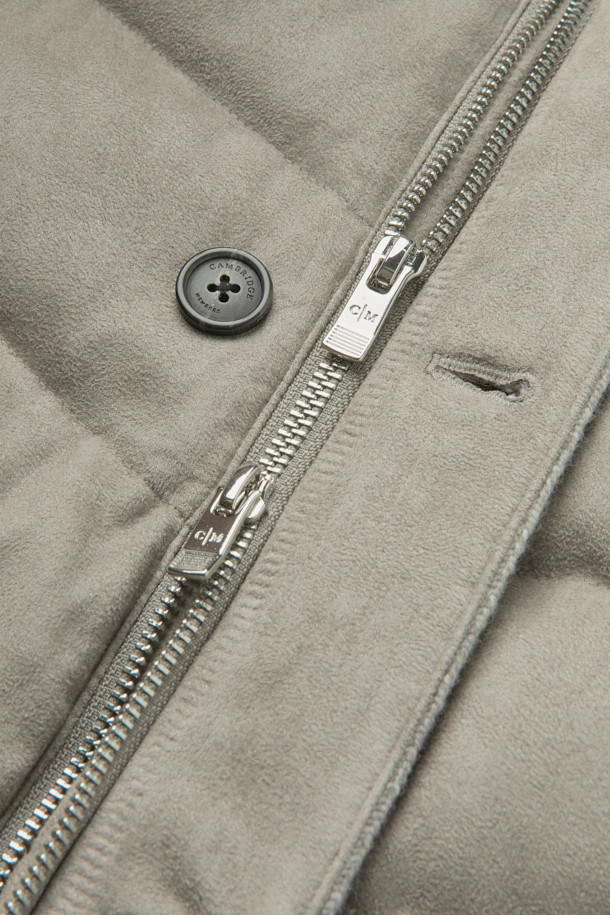 인조 스웨이드 하이브리드 구스다운 블루종은 부드러운 촉감의 인조 스웨이드 소재와 보온성이 뛰어난 구스다운 안감, 니트 소매의 하이브리드 디자인으로 한겨울에도 따뜻하게 착용할 수 있습니다. 캐주얼, 미니멀, 클래식 스타일을 아우르는 디자인으로, 일상복으로 활용하기 좋습니다. 레귤러 핏에 버튼 여밈 방식으로 편안한 착용감을 선사하며, 무지 디자인으로 어떤 스타일에도 쉽게 매치할 수 있습니다. 톤 다운된 그레이 컬러로 세련된 분위기를 연출합니다.
