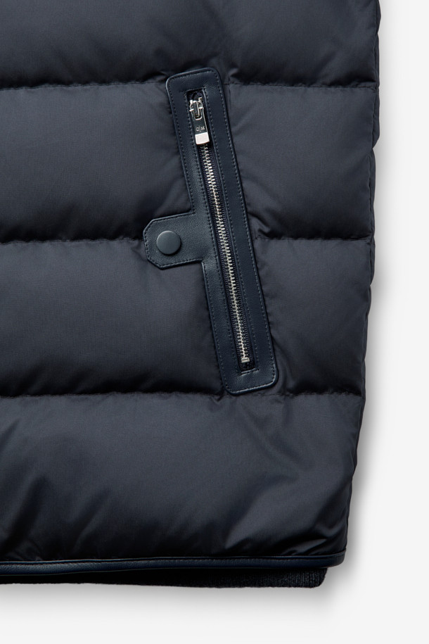 가죽 트리밍 경량 구스다운 블루종은 겨울철 추위를 막아줄 따뜻함과 스타일을 모두 갖춘 아우터입니다. 가볍고 부드러운 나일론 소재에 구스다운 충전재를 사용하여 뛰어난 보온성을 제공하며, 가죽 트리밍 디테일로 고급스러움을 더했습니다. 베이직한 디자인으로 출근룩이나 여행룩 등 다양한 TPO에 활용 가능하며, 미니멀, 클래식, 캐주얼 등 어떤 스타일에도 잘 어울립니다. 숏 기장의 블루종 스타일로 활동성을 높였으며, 니트 시보리로 편안한 착용감을 선사합니다. 집업 방식으로 간편하게 착용할 수 있으며, 데일리 아우터로 손색없는 활용도를 자랑합니다.
