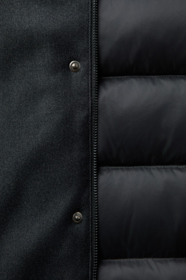 레다 울 후드 구스다운 점퍼는 겨울철 남성분들의 일상 및 캐주얼룩을 책임지는 아우터입니다. 클래식하고 미니멀한 스타일을 추구하며, 부드러운 촉감의 울 소재로 제작되어 고급스러운 착용감을 선사합니다. 무지 디자인에 레귤러핏으로 제작되었으며, 집업 방식으로 간편하게 착용 가능합니다. 보온성과 경량성을 갖춘 구스다운 충전재와 레이어드가 가능한 디자인으로, 출근룩과 모임룩 등 다양한 TPO에 활용할 수 있습니다.
