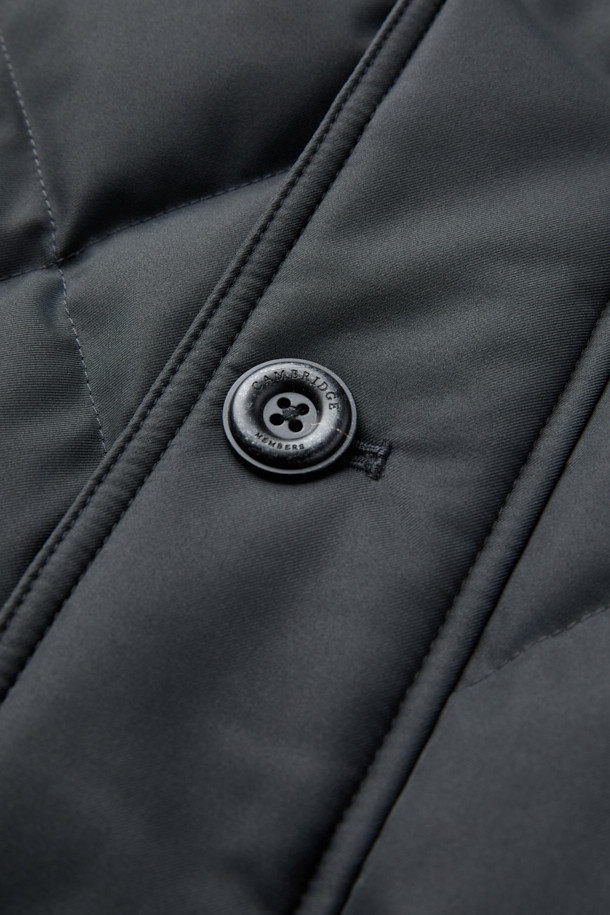 듀크 구스다운 파카는 겨울철 일상과 출근룩, 여행룩에 모두 활용하기 좋은 방한 파카입니다. 무지 디자인의 블랙 컬러로, 베이직하고 캐주얼한 스타일을 연출합니다. 후드 탈착이 가능하며, 긴 소매와 중기장 기장으로 보온성과 실용성을 높였습니다. 부드러운 촉감의 구스다운 소재에, 레귤러핏과 버튼 여밈 방식으로 편안한 착용감을 제공합니다. 보온, 방한 기능을 갖춘 두꺼운 두께감으로 추운 날씨에도 따뜻하게 몸을 보호해 줍니다.
