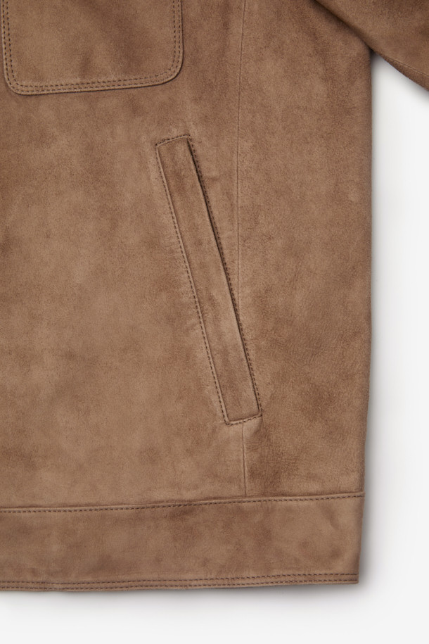 고급스러운 무드의 남성용 '고트 스웨이드 트러커' 자켓입니다. 부드러운 촉감의 고급 고트스킨 스웨이드 소재로 제작되어, 봄, 가을 시즌에 착용하기 좋습니다. 브라운 컬러와 클래식, 캐주얼 스타일을 아우르는 디자인은 데이트룩, 모임룩, 비즈니스 캐주얼 등 다양한 TPO에 활용할 수 있습니다. 레귤러핏과 크롭 기장, 집업 여밈 방식으로 편안한 착용감을 선사하며, 미니멀한 스타일을 즐기는 분들께도 추천합니다. 물에 약하니, 젖지 않도록 주의하여 관리해주세요.
