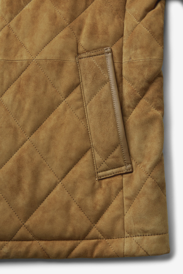 가을, 겨울 시즌을 위한 고트 스웨이드 퀼팅 드라이빙 점퍼입니다. 브라운과 카멜 두 가지 색상으로 출시되었으며, 캐주얼과 클래식 스타일을 모두 연출할 수 있습니다. 부드러운 스웨이드 소재와 두꺼운 두께감, 패딩 안감으로 따뜻함과 편안함을 선사합니다. 퀼팅 디자인과 레귤러핏으로 세련된 룩을 완성하며, 버튼 여밈 방식으로 간편하게 착용 가능합니다. 출근룩, 모임룩 등 다양한 TPO에 활용할 수 있는 실용적인 아이템입니다.
