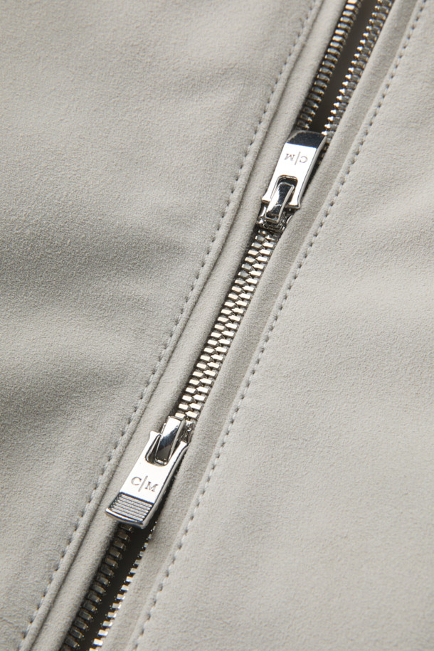 남성용 고트 스웨이드 하이브리드 구스 다운 블루종입니다. 부드러운 촉감의 고트 스웨이드와 니트 소재의 조화가 돋보이며, 등판과 소매는 니트 소재로, 카라와 퍼 배색으로 포인트를 더했습니다. 유럽피안 구스다운 충전재를 사용하여 보온성을 높였으며, 일상 및 데이트룩에 활용하기 좋은 캐주얼 스타일의 점퍼입니다. 레귤러핏으로 편안하게 착용 가능하며, 가을, 겨울 시즌에 따뜻함을 선사합니다. 집업 방식으로 간편하게 입고 벗을 수 있으며, 무지 디자인으로 다양한 스타일 연출이 용이합니다.
