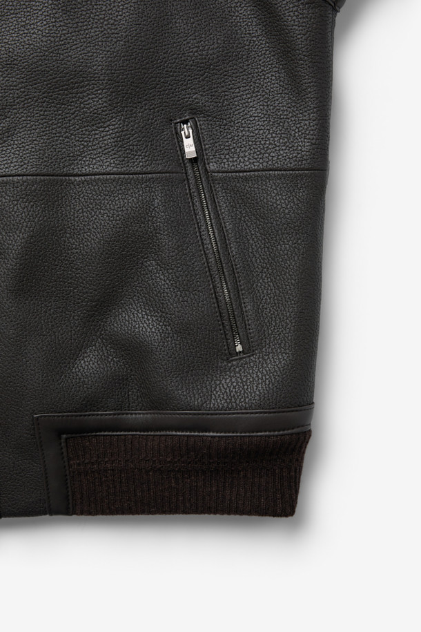 **램 엠보 G-1 구스 다운 점퍼**는 남성용 겨울 아우터로, 램스킨(가죽) 소재에 엠보싱 가공으로 고급스러움을 더했습니다. 베이직하고 캐주얼한 스타일로, 일상에서 편안하게 착용하기 좋습니다. 넉넉한 두께감과 부드러운 촉감, 소매와 밑단 니트 배색이 특징입니다. 유로피안 구스다운 충전재와 안감으로 보온성을 높였으며, 카라 퍼 디테일이 돋보이는 G-1 점퍼 스타일입니다. 집업 방식으로 간편하게 착용 가능하며, 레귤러 핏으로 제작되었습니다.
