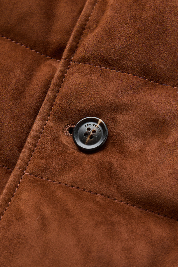 부드러운 스웨이드 소재와 따뜻한 구스다운 충전재가 돋보이는 남성용 램 스웨이드 후드 드라이빙 구스 다운 재킷입니다. 베이직하고 캐주얼한 스타일로, 일상과 비즈니스룩 모두에 잘 어울립니다. 탈부착 가능한 후드와 포근한 퍼 안감으로 보온성을 높였으며, 경량 설계로 편안한 착용감을 선사합니다. 브라운 컬러의 레귤러핏 드라이빙 재킷으로, 버튼 여밈 방식과 긴 소매 기장을 갖추었습니다. 겨울철, 클래식하면서도 미니멀한, 그리고 캐주얼한 스타일을 연출해보세요.
