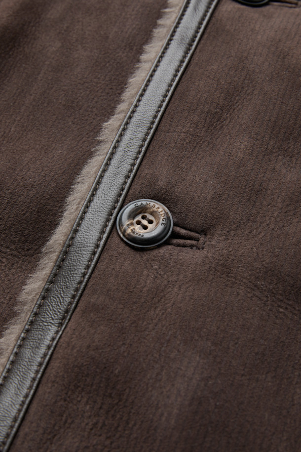 클래식하고 엘레강스한 무드를 자아내는 여성 램 무스탕입니다. 부드러운 소가죽 소재에 두꺼운 두께감으로 뛰어난 보온성을 자랑하며, 안감은 퍼로 마감하여 포근한 착용감을 선사합니다. 롱 기장의 브라운 컬러 무스탕으로, 시크한 스트라이프 패턴과 더블 페이스, 퍼 배색 디테일이 돋보입니다. 싱글 버튼 여밈과 레귤러핏으로 제작되어 데이트룩, 모임룩, 연말 모임룩 등 다양한 TPO에 활용 가능합니다.
