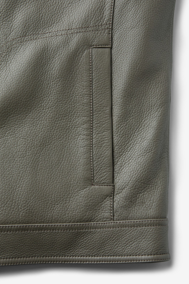 부드러운 스웨이드와 가죽 소재로 제작된 남성용 "디어 나빠 풀퍼"는 클래식한 무드의 트러커 코트입니다. 카키 컬러에 무지 패턴으로 어떤 스타일에도 잘 어울리며, 특히 데이트룩, 출근룩, 모임룩에 적합합니다. 안감 전체에 위즐 퍼를 사용하여 뛰어난 보온성을 제공하며, 두꺼운 두께감으로 한겨울 추위에도 따뜻하게 착용할 수 있습니다. 레귤러핏과 레귤러 기장으로 편안한 착용감을 선사하며, 버튼 여밈 방식과 긴 소매 디자인이 특징입니다. 클래식하고 미니멀한 스타일을 즐기는 남성분들께 추천합니다.
