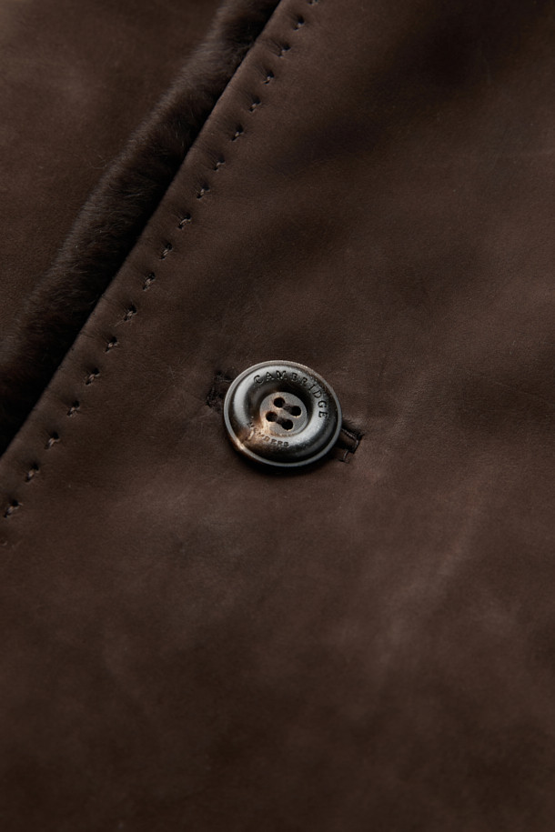 베이비카프 스탠카라 풀퍼는 여성용 아우터로, 가을과 겨울에 따뜻하게 입을 수 있는 제품입니다. 브라운 컬러의 소가죽 소재로 제작되었으며, 부드러운 촉감을 자랑합니다. 하프 기장의 레귤러핏 디자인에 버튼 여밈 방식으로 클래식하고 미니멀한 스타일을 연출합니다. 안감은 위즐 퍼로 처리되어 보온성을 높였으며, 스탠드 칼라와 긴 소매가 특징입니다. 출근룩, 모임룩, 데이트룩 등 다양한 TPO에 시크하게 매치할 수 있습니다.
