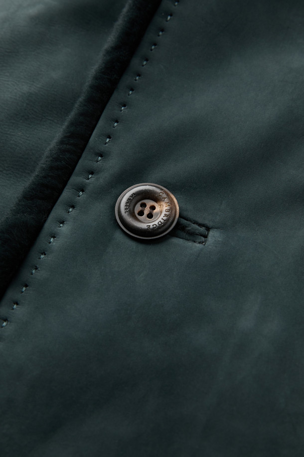 **베이비카프 스탠카라 풀퍼**는 여성용 아우터로, 가을과 겨울에 착용하기 좋은 두꺼운 소가죽 재킷입니다. 클래식하고 캐주얼한 스타일을 아우르며, 일상과 출근룩, 모임룩에 모두 잘 어울립니다. 그린 컬러의 무지 디자인에 하프 기장, 스탠카라, 긴 소매, 버튼 여밈 방식이 특징입니다. 안감은 퍼 소재로 제작되어 부드러운 촉감과 뛰어난 보온성을 제공합니다. 레귤러핏으로 제작되어 편안하게 착용 가능하며, 미니멀한 스타일을 선호하는 분들께 추천합니다.
