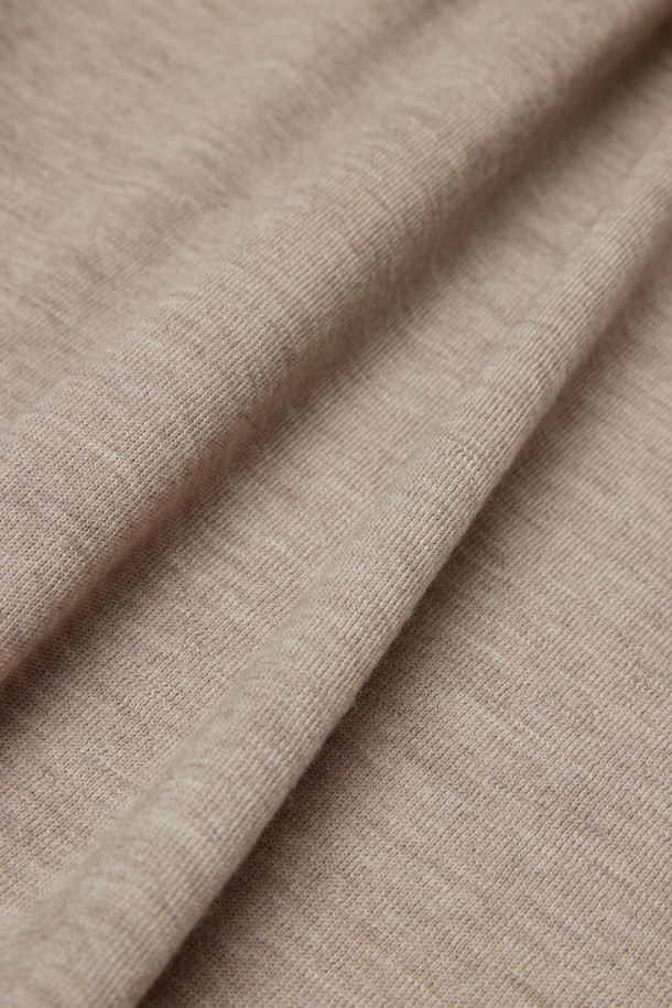 뉴베이 캐시미어100 카라넥 니트는 부드러운 촉감의 캐시미어 100% 소재로 제작된 긴소매 니트입니다. 베이직하고 캐주얼한 스타일로, 가을과 겨울에 따뜻하게 착용할 수 있습니다. 레귤러핏으로 제작되었으며, 카라넥 디자인과 하프 버튼 여밈으로 포인트를 더했습니다. 소매와 밑단은 리브 마감으로 처리되어 안정감을 주며, 출근룩이나 모임룩 등 다양한 TPO에 활용 가능합니다. 캐주얼, 클래식, 미니멀 스타일을 즐겨 입는 분들께 추천합니다.
