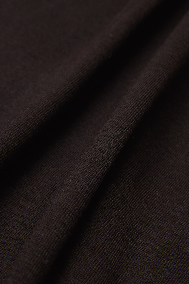 뉴베이 캐시미어100 카라넥 니트는 부드러운 촉감의 캐시미어 100% 소재로 제작되어 가을과 겨울, 따뜻하고 포근하게 착용할 수 있습니다. 베이직하고 캐주얼한 스타일로, 레귤러 핏에 하프 버튼 여밈, 카라넥 디자인이 특징입니다. 브라운 컬러의 무지 디자인으로 다양한 룩에 활용하기 좋으며, 출근룩과 모임룩을 위한 클래식하고 미니멀한 스타일을 연출할 수 있습니다. 소매와 밑단은 리브 마감으로 처리되어 안정적인 착용감을 제공합니다. 레귤러 기장으로 어떤 하의에도 잘 어울려 데일리 니트로 손색없습니다.
