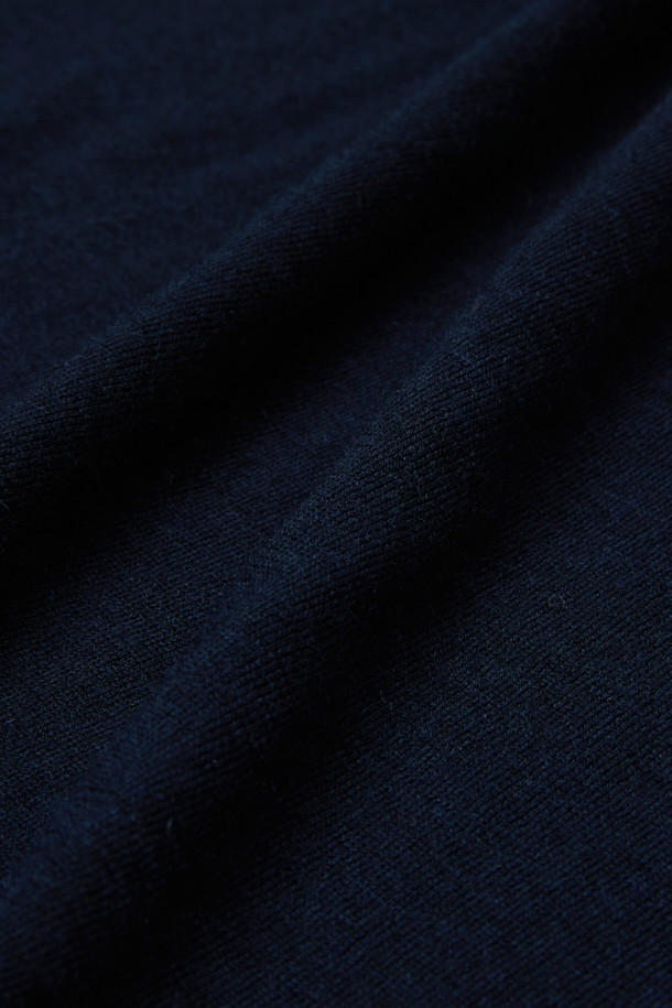 뉴베이 캐시미어 100 카라넥 니트는 부드러운 촉감과 따뜻함을 선사하는 남성용 니트 스웨터입니다. 100% 캐시미어 소재로 제작되어 가을, 겨울철에 포근하게 착용할 수 있으며, 베이직하고 캐주얼한 스타일을 연출합니다. 하프 버튼 여밈과 소맷단, 밑단의 리브 마감으로 디테일을 더했으며, 레귤러핏으로 편안한 착용감을 제공합니다. 네이비 색상과 카라넥 디자인으로 출근룩, 비즈니스 캐주얼, 캐주얼, 클래식, 미니멀 스타일 모두에 잘 어울립니다. 긴 소매 기장의 두꺼운 두께감으로 보온성을 높였습니다.
